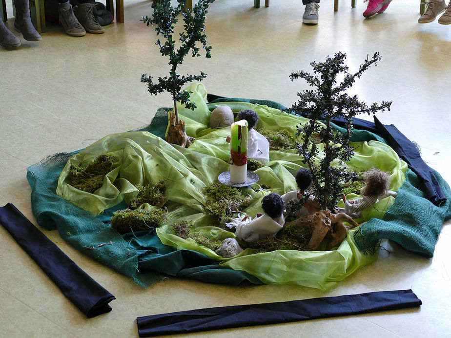 Kinderkarfreitagsliturgie im Gemeindezentrum (Foto: Karl-Franz Thiede)